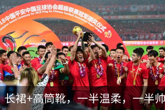 长裙+高筒靴，一半温柔，一半帅气，降温这样穿时髦保暖两不误